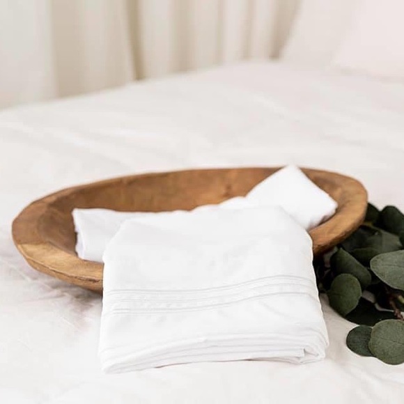 ⭐️SALE⭐️King 4pc White Bedsheets - Picture 2 of 6